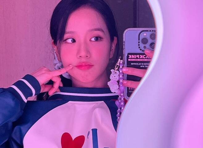 BLACKPINK JiSoo delivered a New Years greeting.JiSoo posted several photos on his instagram on the 31st with an article entitled The last day of the year came again.In the photo, JiSoo, who takes a selfie under a pink light, is shown. In another photo, she wears clothes from a luxury brand D company and wears a knitting cap.He showed off his beautiful beauty without colorful makeup, and he emanated a pure yet sexy charm at the same time.JiSoo said, I was happy to be able to spend a pleasant and warm time together in 2021.I hope everyone will be happy in 2022, and I hope that I can stay healthy without hurting:) I always appreciate and love you. He said, Build many memories together next year Blink:) Happy New Year. Meanwhile, JiSoo is appearing in the JTBC Saturday drama Snowdrop: Snowdrop.Recently, the JTBC legal team announced a legal response to the spread of false facts related to Snowdrop.