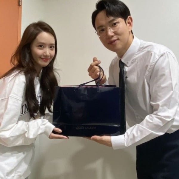 Broadcaster Jang Sung-kyu praised Girls Generation member and actor Im Yoon-ah.Jang Sung-kyu posted a picture on his instagram on January 1 with an article starting with Hand ~ # I Knowing how I feel to receive my first gift for Im Yoon-ah.It is amazing that I visited the waiting room, and even a gift for my wife. It is easy to say, and it is difficult to move any personality genius into action.I was awkward and awkward to join the idol festival while I was together for three years. Jang Sung-kyu said, Im Yoon-ah, who released me every time, is giving me generously.I am sorry to receive it, so I have been wondering if there is anything I can give you. I will make a lot of word of mouth instead. It is a gift of Im Yoon-ah from the beginning of the year, so please be happy for the new year like me.# Personality Restaurant # Im Yoon-ah # Thank you # 2021mbc Song Festival # Happy New Year hashtag has not forgotten.In the public photos, Jang Sung-kyu and Im Yoon-ah were shown.Jang Sung-kyu poses with a finger heart with a gift from Im Yoon-ah.On the other hand, Jang Sung-kyu was the MC of 2021 MBC Song Festival which was broadcast on December 31 last year.