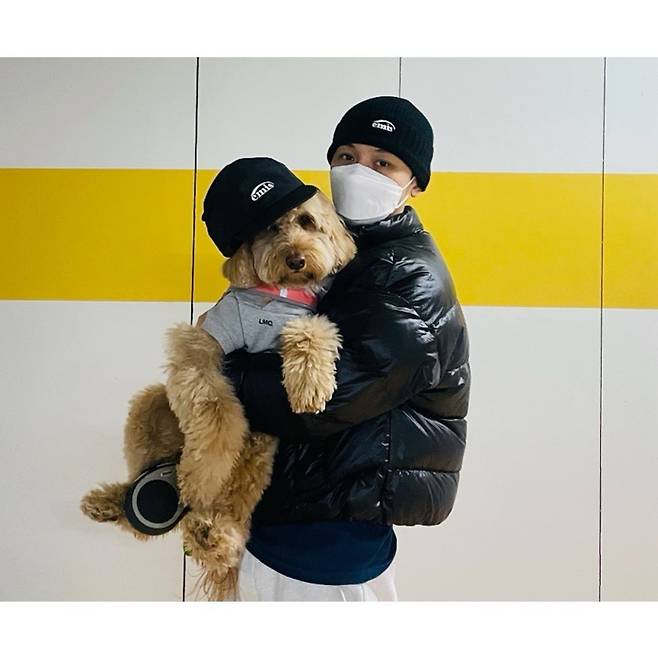 Actor Byun Yo-han shared a happy daily life and focused attention on netizens.On the 31st, Byun Yo-han posted a picture on his personal instagram with an article entitled Lets be together forever, my bum, my friends all suffered a year.In the photo, Byun Yo-han took a picture with a dogs benefactor, especially his warm-hearted appearance, which drew the admiration of the viewers.The netizens who watched this were various reactions such as Byun Yo-han style is so good and I will be happy with the bokja next year.Meanwhile, Byun Yo-han is about to release the current film Hansan: The Appearance of Dragons.iMBC  Photo Source Byun Yo-han Instagram