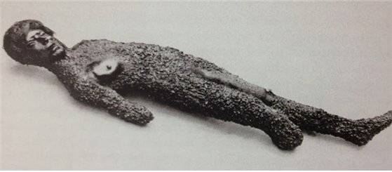 콜린 셀프의 '해변의 소녀'(1966년). Imperial War Museum