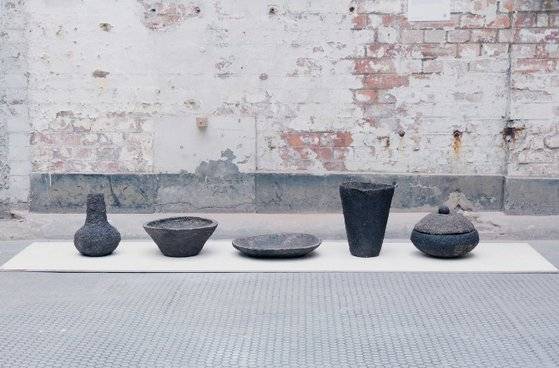 힐다 헬스트롬의 '자연재해의 물질성'(2012년). 후쿠시마 원전 주변의 금지 구역 거주자였던 마쓰무라 나오토와 함께 판 땅으로 만든 작품이다. Cfile