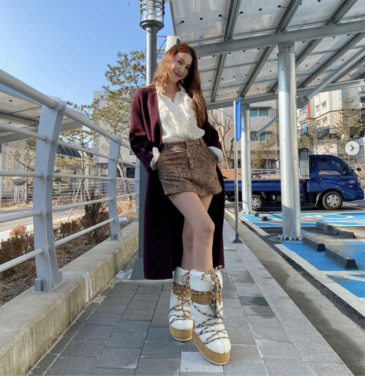 Actor Yoo In-young boasted an attractive figure.Yoo In-young posted a picture on his SNS on the 2nd with an article entitled I received a gift from the new year.In the photo, Yoo showed off her fashion sense in colorful boots and shorts, and she boasted a sophisticated fashion sense and long glee.Yoo In-young is in SBS drama Good Casting, KBS2 entertainment Land Village