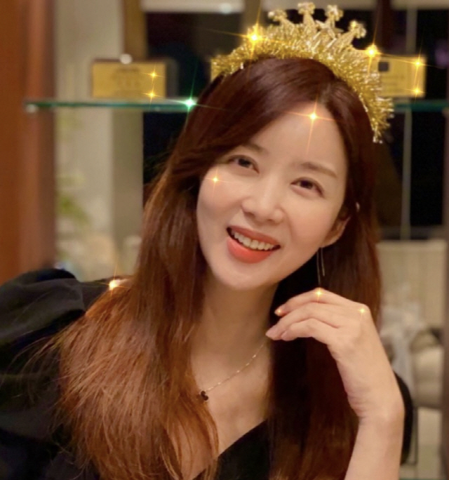 Actor Park Sol-mi enjoyed a birthday party in a golden crown.Park Sol-mi posted a photo on Instagram on Thursday, writing: Thank you so much, it was a happy birthday thanks to you.The photo shows Park Sol-mi smiling brightly with a golden crown headband.The look of Park Sol-mi, who fits a black pendant necklace to match her black dress and laughs at happiness, is beautiful.Actor Song Hye-kyo congratulated her on Happy Birthday Love to Love, and the owner commented, Pretty, my sister! Congratulations!!Park Sol-mi has two daughters in 2013 with actor Han Jae-suk and marriage.Recently, KBS 2TV Stars Top Recipe at Fun-Staurant appeared in the cooking skills of the expert level was surprised.