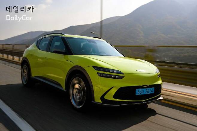 파란색 전기차 번호판이 장착된 제네시스 GV60 미디어 시승차