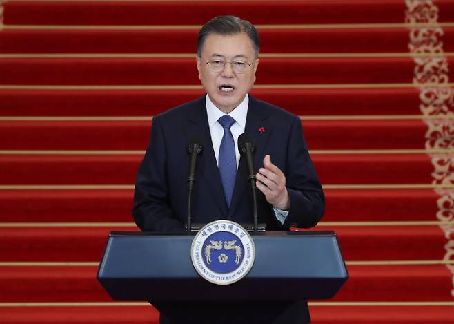 문재인 대통령이 3일 오전 청와대에서 2022년 임인년 신년사를 하고 있다. 연합뉴스