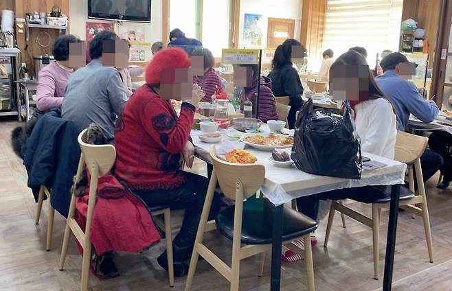 지난달 26일 목포의 한 식당에 설치된 가림막에 방역콜 전화번호가 붙어있다. /사진=최우영 기자