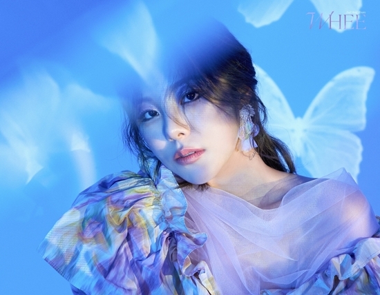 The Love Live!, a subsidiary company, released the first concept photo of Wheeins second mini album WHEE through the official SNS channel at 0:00 on the 3rd.In the concept photo, Wheein perfected the colorful makeup and accessories and exuded unique visuals and auras to make global fans excited.In particular, Wheein focused attention on the same costume by radiating different atmosphere.Under the pink lighting, it emits a deadly charm, and under the mysterious blue lighting, it creates a dreamy atmosphere and amplifies the expectation of the new album Hwi.Wheein, who has given a different charm through his first concept port, returns to his new mini album Hwi in about nine months.This album will feature a variety of songs with Wheeins sensual and sophisticated vocals, which will prove Wheeins unique musical charm and ability once again.Wheeins second mini album Whee will be available on various music sites at 6 pm on the 16th.Photo: The Love Live!