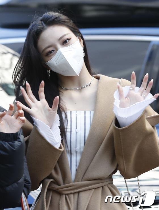 Seoul=) = ITZY Yuna greets the audience as it enters the broadcasting station for the recording of Yoo Hee-yeols Sketchbook, which will be held at KBS in Yeouido, Yeongdeungpo-gu, Seoul on the afternoon of the 4th.2022.1.4