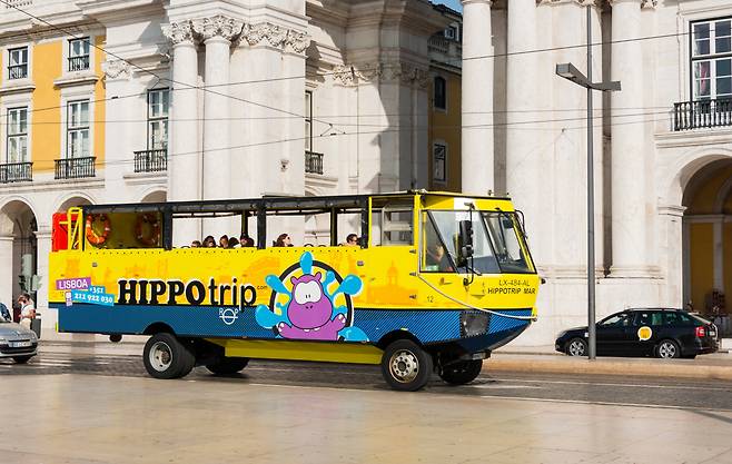 리스본 수륙양용버스의 육지시티투어. 육지 투어가 마무리되면 탑승좌석 그대로, 바다 위 운행을 곧바로 이어간다.