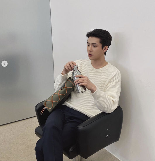 Group EXO Sehun boasted a warm side.EXO Sehun left a picture on his SNS on the 4th.Sehun sits in a comfortable chair looking somewhere, with Sehuns sharp nose and warm proportions adding to his handsome side.Many admired Oh Sehuns handsome appearance.Sehun appears on SBS Im Breaking Up Now which is on air