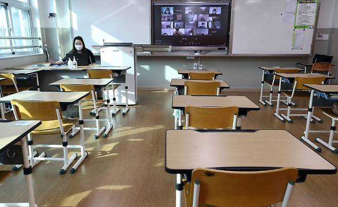 2021년 12월20일 세종시 한솔동의 한 중학교 1학년 교실에서 원격수업이 진행되고 있는 모습. 뉴시스