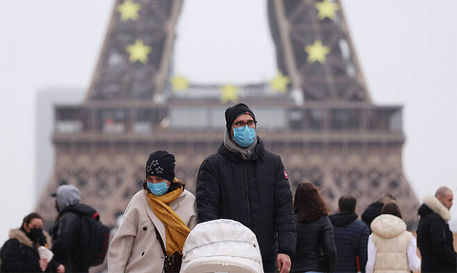 신종 코로나바이러스 감염증(코로나19) 오미크론 변이가 급속히 번지고 있는 프랑스 파리에서 지난해 12월 29일(현지시간) 마스크를 쓴 행인들이 에펠탑 인근 트로카데로 광장을 지나고 있다. 파리=신화연합뉴스