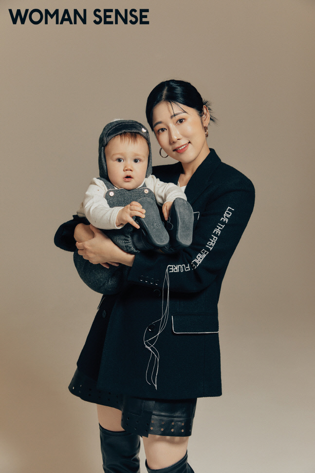 Sayuri, a broadcaster, stood in front of the camera with his son Jen.Sayuri, who has been releasing her own child care on the air for the time being, faced her son with a fashion sense and a more lovely look in front of another camera.The monthly magazine Woman Sense released a companion photo of Sayuri and her son Jen, which sparked social interest in Voluntary Non-Honored Mother, in the news that she gave birth to a healthy 3.2kg boy after being pregnant through a sperm bank on the 5th.In addition, Sayuri said, I do not think it is right to marry to fill the shortage. I want to make Jen a brother more than my father these days.Because I think my brothers will keep each other safe, he explained.On the other hand, Sayuri is currently releasing his daily life in KBS2 entertainment program Superman Returns.