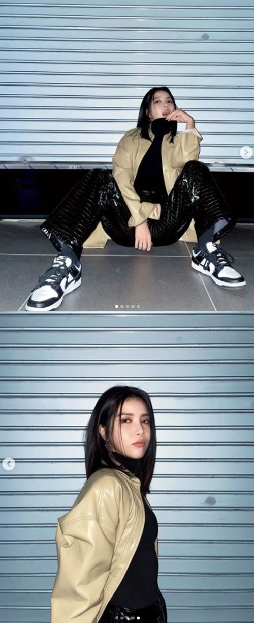 MAMAMOO Sola has emanated a hip appeal.Sola posted a picture and a picture of love on his instagram on the afternoon of the 4th.Inside the picture is a picture of him sitting on the floor and posing in a hip pose.With chic eyes, Sola boasted a swag-filled charm.In another photo, he was seen with a sleek visual.Sola emanated a provocative aura, showing off her dazzling eyes and alluring visuals.