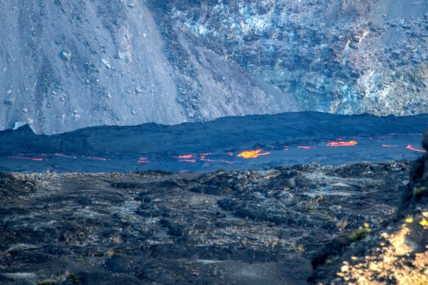 지난 10월 우에카후나에서 바라본 할레마우마우 분화구 용암류.