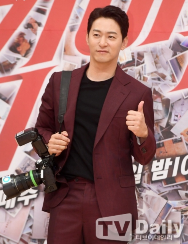 Actor Joo Jin-mo, who has not been seen in CRT or Chungmuro for about two years, has been reported. Will he resume his entertainment activities again?Joo Jin-mo has recently completed his exclusive contract with his agency Studio Santa Claus Entertainment.On May 5, the media The Fact quoted an official as saying that Joo Jin-mo had a meeting with his new agency.However, it is not an exclusive contract form, but it is a situation where opinions are exchanged to help each other.The media reported that the new agency is UL Entertainment, which is an actor management company belonging to actors Kim Sung Kyun and Kim Young Jae.Joo Jin-mo has been resting in entertainment since appearing on the SBS drama Big Issue in 2019.In January 2020, he suffered from outflow of mobile messenger conversations, so-called mobile phone hacking.In the post that spread online, Joo Jin-mo was controversial for his obscenity and womens criticism.At the time, Joo Jin-mo said through a related legal representative, I did not commit an immoral act of secretly taking and distributing photos of the body of reason.I bow my head to the women mentioned in my text message and ask for forgiveness. Joo Jin-mo, who has been compared to actor Jang Dong-gun, such as a thick-lined figure and a distinct presence, is a case of considerable fame for decades of actor life.Joo Jin-mos sudden controversy seems to have caused a considerable fatal blow to the actor at the time.It is also dominant that Joo Jin-mos work is not directly related to the situation at the time.However, as Joo Jin-mo contacted his new agency again, it was also possible that he would gradually stretch his entertainment activities.Joo Jin-mo marriages with Min Hye-yeon, a family medicine specialist from Seoul National University Medical School and also called broadcaster in 2019, and is currently married.