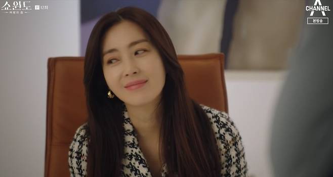 Song Yoon-ah declared divorce Irreplaceable You to Lee Sung-jae and Jeon So-min and fought back, calling the cracks of the two.On Channel As House of the Showwindo, which aired on the 4th, Han Sun-joo was shown counterattacking Shin Myung-seop (Lee Sung-jae) and Yoon Mi-ra (Jeon So-min).When Shin Myung-seop and Yoon Mi-ra tried to put the book of the gallery into a corner and drive the chairman Kang Im (Moon Hee-kyung) to the corner, Han Seon-ju pulled out the knife.Han Seon-ju visited a shoe factory that he knew well from the past and asked him to distribute the design of Queen Victoria shoe at a full price, instead through his China dealership.The customer was a customer related to the eternal leather of Yoon Mi-ra in the past and tried to crack between Yoon Mi-ra and Shin Myung-seop.Han Seon-ju also returned to his affectionate wife and told her doubtful Shin Myung-seop that he would accept the coexistence of the three.I dont have time to rely on you, so you can help me.Han Sun-joo said, It would be better if you were to coexist peacefully and happily, than to lose you and your family. Whoever you meet, do what you want.However, my husband, my children, be faithful as a father, he suggested, confusing Shin Myung-seop.Yoon Mi-ra had a list of customers in the case of Youngwon leather two years ago, and Shin Myung-seop suspected Yoon Mi-ra.When he found the crypt together on the anniversary of Miras parents, he said, Lets have a child. But even in his own request, Yunmira looked completely unaware and said, Is that you?Is that you who distributed it to Queen Victoria China? Yun Mi-ra was angry, saying, I really am not.In the meantime, Han Sun-joo, who came to Yun Mi-ra, said, Yoon Mi-ra, you live as a woman who can not stand next to Shin Myung-seop until you die.Ill be a bastard, too, and Ill be a bastard.He then handed over a summons from the prosecution, saying he knew that the gallery transaction book was Falsify.Han Sun-joo warned, Just prepare to take care of what you have done so far. Yoon Mi-ra could not hide his anxious expression.Shin Myung-seop handed a plane ticket to Yoon Mi-ra, who received a prosecutors summons, and thought about sending Mira overseas, saying that he would handle it all if he went abroad for a while.Shin Myung-seop said, Im hiding until I call it. Yoon Mi-ra shed tears and appealed, I just wanted to be next to you.However, ahead of his departure, Yoon Mi-ra called Han Sun-joo and suggested that I have proof that your mother is innocent.Yoon Mi-ra said, I will give you this data, if you divorce. He first asked for divorce, and Han Sun-ju first told me to hand over the data.In the end, Yoon Mi-ra went to the tea (Kim Seung-soo) and told him to help him, and instead of going abroad, he hid in the house provided by the tea.On the other hand, Han Seon-ju made a way to make Yun Mi-ra come out in front of him on his feet, and then the two peoples remind wedding ceremony where the incident occurred, and the appearance of Han Seon-ju and Shin Myung-seop kissing affectionately was re-illuminated and tense.