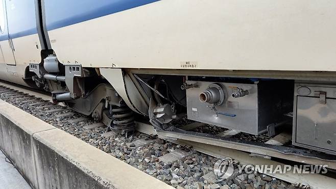 충북 영동 터널서 KTX 철로 이탈 (영동=연합뉴스) 5일 충북 소방본부 등에 따르면 이날 낮 12시 46분께 서울에서 동대구로 가던 KTX-산천 열차가 철로를 이탈했다. 사고는 터널 내 철제구조물이 떨어지면서 열차를 추돌해 발생한 것으로 알려졌다. 사진은 사고 현장 모습. 2022.1.5
    [충북소방본부 제공. 재배포 및 DB 금지] kw@yna.co.kr