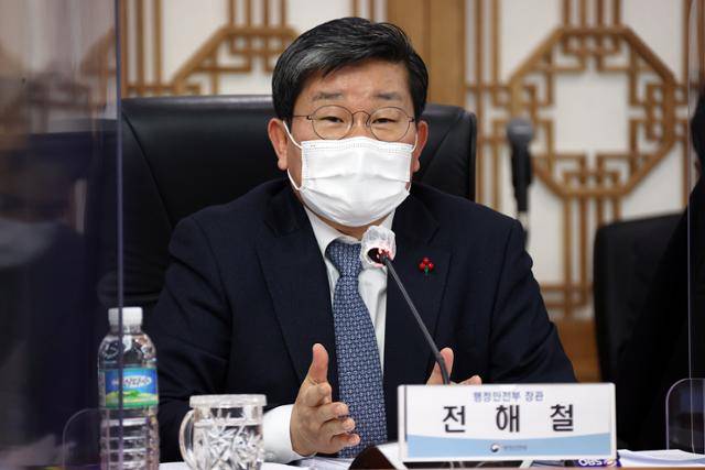 전해철 행정안전부 장관이 6일 정부서울청사에서 열린 출입기자단과의 신년 간담회에서 기자들의 질의에 답변하고 있다. 행정안전부 제공