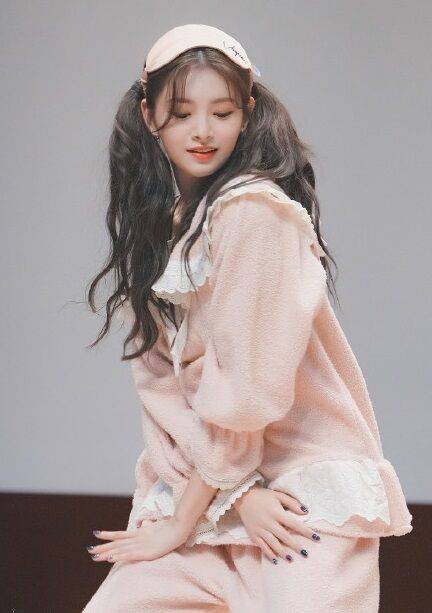 걸그룹 에버글로우의 멤버 이런 (출처=웨이보)