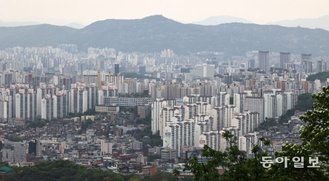 서울 남산에서 바라본 강북 지역에 아파트가 빼곡히 들어서 있다. 양회성 기자 yohan@donga.com