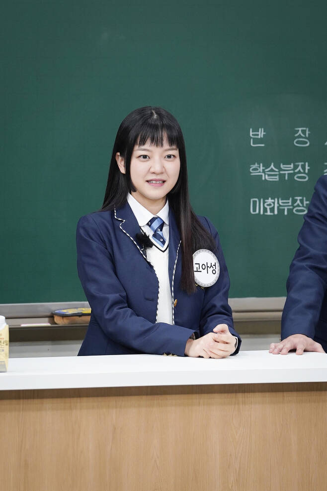 Actor Go Ah-sung hand-snaps past photosJTBC Knowing Bros, which will be released on January 8, will feature Siwan, Go Ah-sung, and Park Yong-woo, who are the main characters of the exciting follow-up active Tracer.They turned their brothers school over with a sense of commitment and entertainment that is as brilliant as acting power.In particular, Siwan has given a fresh shock to his brothers with a word of throwing, and will offer big fun by adding the advantages of Park Yong-woo, which was not seen anywhere.The role of an alien girl in the past childrens drama Ulabula Blue Chan helped when she acted in the movie Monster, said Go Ah-sung.The experience of shooting with imagination with the background of chromaki helped me to imagine Monster.Then, at the time of Go Ah-sungs debut, the photo was released; Go Ah-sung was hand-in-hand in embarrassment when his past photos of him in blue were released.My brothers gathered their mouths and laughed at their past, saying, That is not black history.Siwan, Go Ah-sung, and Park Yong-woos unstoppable gesture and entertainment can be found at Knowing Bros at 8:40 pm on the 8th.