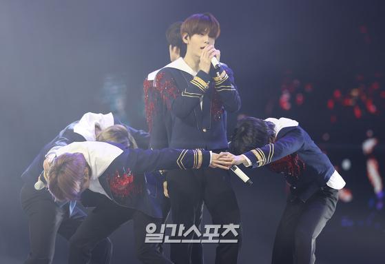 Singer TXT (TOMORROW X TOGETHER) Subin is performing a celebration performance after winning the main prize in the record category of the 36th Golden Disk Awards held at Gocheok Sky Dome in Guro-gu, Seoul on the afternoon of the 8th.The 36th Golden Disk Awards will be broadcast on JTBC, JTBC2, and JTBC4 and will be broadcast exclusively online on the seezn app and PC web page.2022.01.08The 36th Golden Disk Awards will be broadcast on JTBC, JTBC2, and JTBC4 and will be broadcast exclusively online on the seezn app and PC web page.2022.01.08