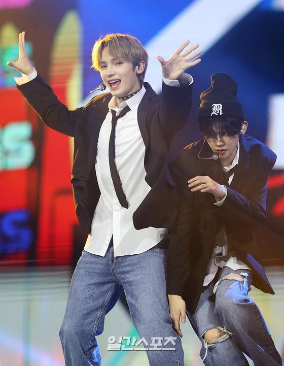 Singers TXT (TOMORROW X TOGETHER) Huening Kai and Yeonjun are performing a celebration performance after winning the main prize in the 36th Golden Disk Awards category held at the Kai Dome in Goguryeo-gu, Seoul on the afternoon of the 8th.The 36th Golden Disk Awards will be broadcast on JTBC, JTBC2, and JTBC4 and will be broadcast exclusively online on the seezn app and PC web page.2022.01.08The 36th Golden Disk Awards will be broadcast on JTBC, JTBC2, and JTBC4 and will be broadcast exclusively online on the seezn app and PC web page.2022.01.08
