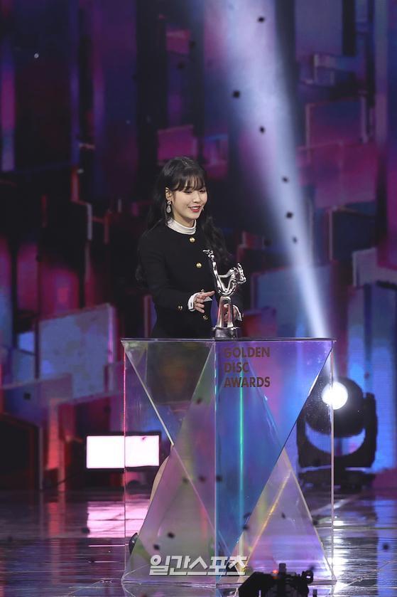 Singer IU is giving her feelings after winning the Grand Prize in the 36th Golden Disk Awards soundtrack category at Gocheok Sky Dome in Guro-gu, Seoul on the afternoon of the 8th.The 36th Golden Disk Awards will be broadcast on JTBC, JTBC2, and JTBC4 and will be broadcast exclusively online on the seezn app and PC web page.2022.01.08