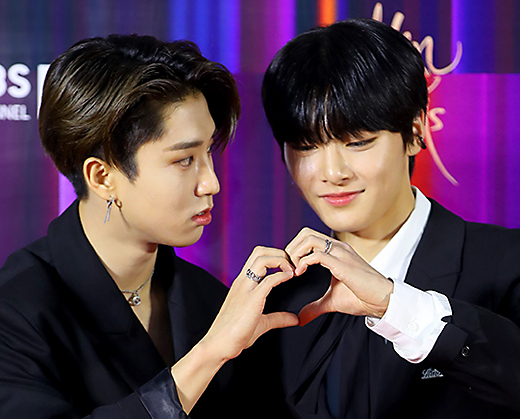 Group Stray Kids Han (left) and Aien attended the 36th Brazil National Football Team Disk Awards red carpet at the Gocheok Sky Dome in Seoul on the afternoon of the 8th and posed together for hearts.The 36th Brazil National Football Team Disk Awards will be held only one day to host the awards ceremony at the Clean Theater, which complies with social distance guidelines and anti-virus rules.The spectacular lineup raises expectations for the performance. Espa will set up all the hit songs from Black Mamba to Next Level and Sevage.Seventeen has prepared a full stage not only for the complete but also for the vocal team, the performance team and the hip-hop team.BTS will unveil the live version of BTS Permission to Dance on Stay - LA, which has recently been successfully completed for the Brazilian national football team disc.IU was the first band sound arrangement version Seller Brilliance to express the loneliness and grandeur of the original song.In addition, Lilac is a styling reminiscent of Saturday Saturday is fun to match the arranged music, and it is a stage of the senior singers of the era.Big Mama, who is looking for the Brazilian national football team disc again in 18 years, makes a special stage to digest the 36th candidate song medley with her own sensibility.The public will also showcase Big Mamas hit song Medley stage.Enhagement, Stay, Stray Kids, The Boys, Brave Girls, Ohmy Girl, Lee Mu-Jin, Lim Young-woong, Jeon So-mi, Two Borow By Together, Hayes and others will also appear on the stage that can only be seen in the Brazilian national football team.Most actors are also on the rise to celebrate the past year of K-pop stars.Jung Woo-sung, Joo Ji-hoon, Park Hee-soon, Oh Jung-se and Jin Seo-yeon, Woo Do-hwan, Ishian, Jeon Jong-seo, Ahn Hyo-seop, Lee Do-hyun,The 36th Brazil National Football Team Disk Awards, hosted by Sung Si Kyung, Lee Hee Hee and Lee Seung Gi, will be broadcast on JTBC, JTBC2 and JTBC4, and will be broadcast exclusively online on the seezn app and PC web page.