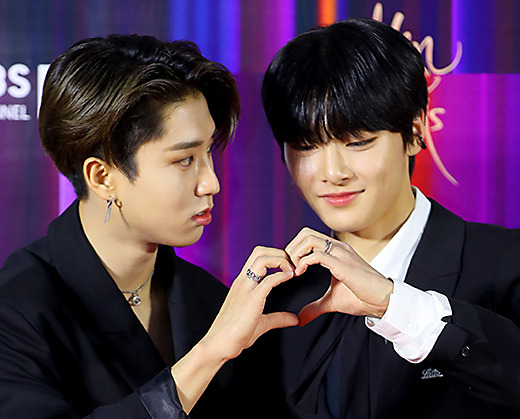 Group Stray Kids Han (left) and Aien attended the 36th Golden Disk Awards red carpet at the Gocheok Sky Dome in Seoul on the afternoon of the 8th and posed for hearts together.The 36th Golden Disk Awards will be held only one day to host the awards ceremony at the Clean Theater, which complies with social distance guidelines and anti-virus rules.The spectacular lineup raises expectations for the performance. Espa will set up all the Heat songs from Black Mamba to Next Level and Sevage.Seventeen has prepared a full stage not only for the complete but also for the vocal team, the performance team and the hip-hop team.BTS will release the live broadcast of BTS Permission to Dance on Stage -LA, which has recently been successfully completed for Golden Disk only for the first time on TV.IU was the first band sound arrangement version Seller Brilliance to express the loneliness and grandeur of the original song.In addition, Lilac is a styling reminiscent of Saturday Saturday is fun to suit the arranged music, and it is a stage of the senior singers of the era.Big Mama, who is looking for a Golden Disk again in 18 years, sets up a special stage to digest the 36th candidate song Medley with his own sensibility.The public will also show the stage of the popular Big Mamas Heat song medley.Enhagement, Stage, Stray Kids, The Boys, Bray Be Girls, Ohmy Girl, Lee Moo-jin, Lim Young-woong, Jeon So-mi, Two Borow By Together and Hayes will also appear on the stage.Most actors are also in the spotlight to celebrate the past year of K-pop stars.Jung Woo-sung, Joo Ji-hoon, Park Hee-soon, Oh Jung-se and Jin Seo-yeon, Woo Do-hwan, Ishian, Jeon Jong-seo, Ahn Hyo-seop, Lee Do-hyun,The 36th Golden Disk Awards, which is hosted by Sung Si Kyung, Lee Hee Hee and Lee Seung Gi, will be broadcast on JTBC, JTBC2 and JTBC4, and will be broadcast exclusively online on the seezn app and PC web page.