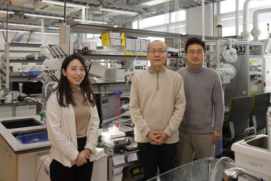 고묘화 UNIST 연구원(왼쪽부터), 곽자훈 교수, 장지욱 교수가 햇빛과 산소를 이용해 자동차 내장내, 화장품의 원료에 쓰이는 산화프로필렌 합성법을 개발했다.



UNIST 제공
