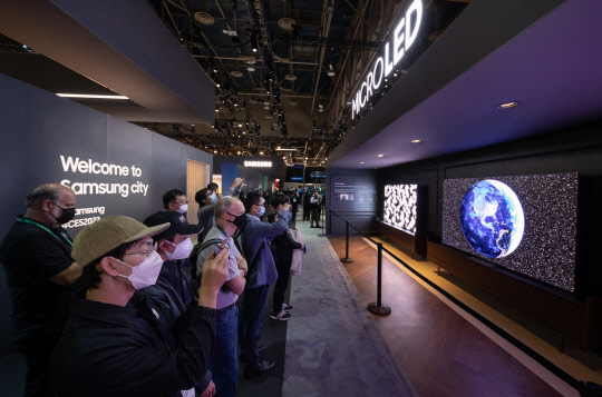 미국 라스베이거스의 컨벤션센터 내 삼성전자 전시관에서 '마이크로 LED' 제품을 참가자들이 살펴보고 있다. <삼성전자 제공>