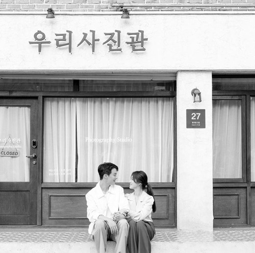 Actor Song Hye-kyo, 41, revealed his feelings for SBS Drama Now, Im breaking up.Song Hye-kyo posted a black and white photo on Instagram on Saturday with male lead actor Actor Jang Ki-yong, 30, while saying, Now, Im breaking up!Thank you so much, happy and warmer than ever. Thank you for your love, wrote Song Hye-kyo.In the photo, Song Hye-kyo and Jang Ki-yong are squatting in front of the photo studio and smiling brightly with their arms crossed.Another picture is looking into each others eyes. The two extraordinary chemis are also felt in the picture.In Now, Im breaking up, Song Hye-kyo was Ha Young and Jang Ki-yong was Yoon Jae-guk.Fellow celebrities close to Song Hye-kyos closing remarks also sent a message of encouragement.Actor Song Yoon-ah, 49, said, You... were a beautiful piece... Youre the best!!, Actor Park Solmi, 44, said, I suffered.