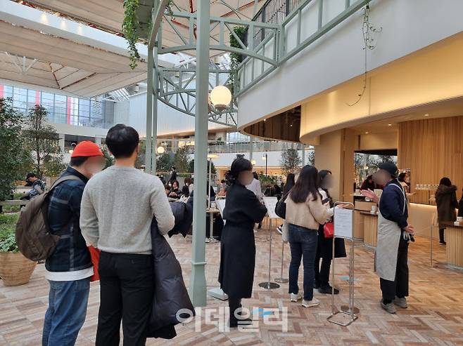10일 오후 서울 여의도 대형 백화점 내 카페에서 방역패스를 확인하기 위해 시민들이 대기줄을 서 있다.(사진=조민정 기자)