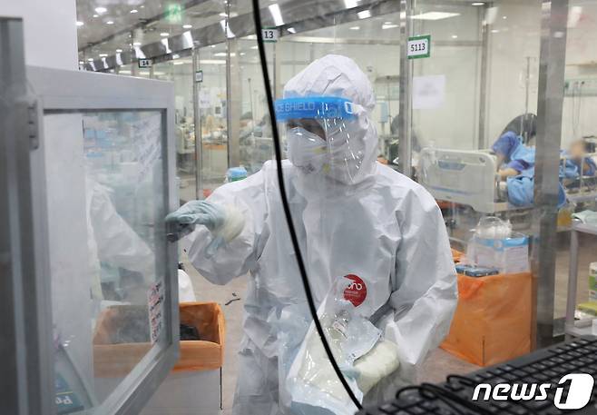 10일 0시 기준 경기도내 코로나19 누적 확진자는 19만8485명으로 전날 같은 시각 19만7471명보다 1014명 늘었다./뉴스1 © News1 김영운 기자