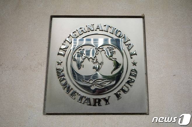 국제통화기금 워싱턴DC 본부에 위치한 IMF 로고. © AFP=뉴스1
