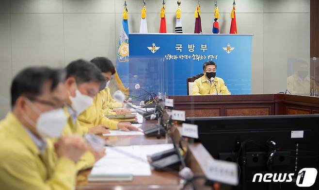 서욱 국방부 장관(오른쪽)이 10일 오후 제16차 코로나19 전군 주요지휘관회의를 주재하고 있다. (국방부 제공) 2022.1.10/뉴스1