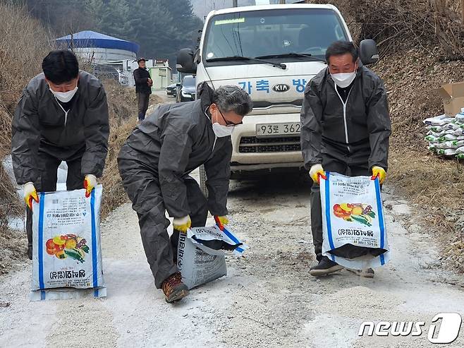 춘천 아프리카돼지열병 방역현장 점검(농협 강원지역본부 제공) 2022.1.10./뉴스1