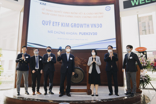 윤항진(가운데) 한국투자신탁운용 베트남법인장과 관계자들이 지난 7일 베트남 호치민거래소에서 열린 'KIM VN30 ETF' 상장식에서 기념 촬영을 하고 있다. <한국투자신탁운용 제공>