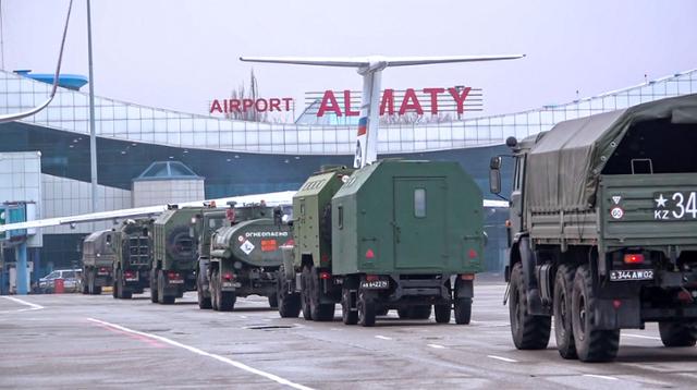 9일 카자흐스탄 알마티 공항에서 군용 수송기를 통해 도착한 러시아군 차량들이 이동하고 있다. 알마티=AFP 연합뉴스
