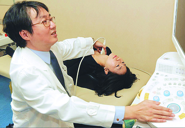갑상샘 초음파검사 장면. 이달 말부터 목과 머리 등 두경부 질환 진단을 위한 초음파검사에 건강보험이 적용된다. 국립암센터 제공