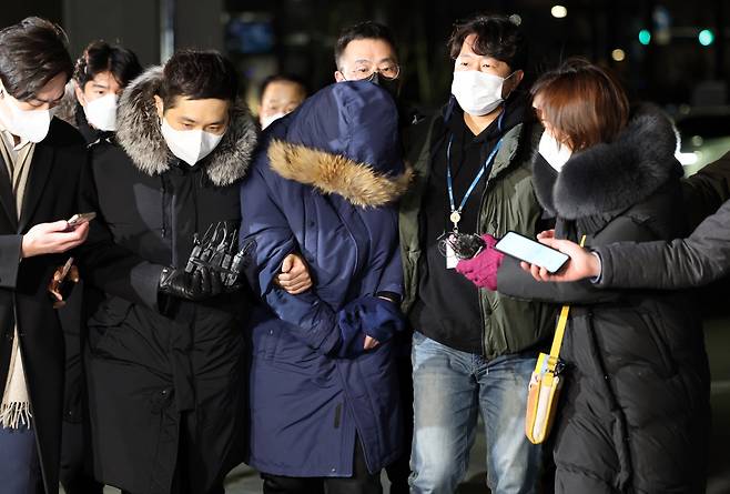 오스템임플란트 직원 이모 씨가 지난 6일 오전 서울 강서경찰서로 들어서고 있는 모습. [연합]