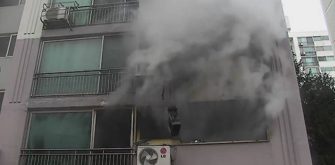 10일 오후 5시께 대전 서구 월평동의 한 아파트 2층에서 불이 났다.(사진=대전소방본부 제공) *재판매 및 DB 금지