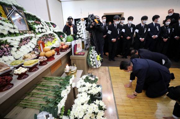 국민의힘 윤석열 대선 후보가 10일 오후 광주 동구 조선대학교병원 장례식장에 마련된 배은심 여사 빈소를 조문하고 있다. 2022.1.10 공동 취재