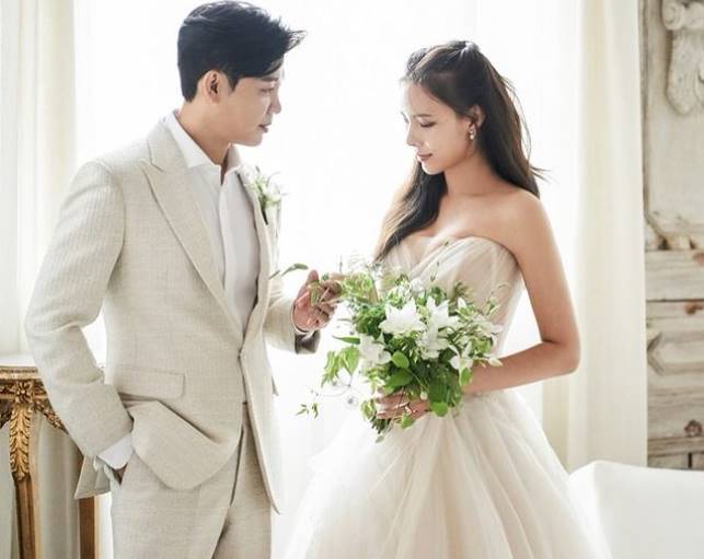 Kim Eun-jung from the group Jewelry is getting married.Kim Eun-jung announced on the 10th that he had a wedding photo on Instagram and said, Some people already mentioned as an article, but on January 16, 2022, I was going to have a wedding ceremony with my long-time lover for the rest of my life.My marriage partner is composer Lim Kwang-wook, and I have been a strong person who has been supporting me for eight years in a steady way.Kim Eun-jung said, The ceremony will be carried out in small scale according to Sigi. If you congratulate us both from afar and cheer us up, I will live happily and happily.The photo shows Kim Eun-jung and the grooms affectionate appearance. The two showed off their visions and made them fussy.Kim Eun-jung attracted attention by showing off her pure white wedding dress.Kim Eun-jung, a native of Jewelry, made his debut in 2008 with One More Time; he acted as an actor after Jewelry was disbanded.Hello, this is Kim Eun-jung.Today, I have news that I want to convey to those who care about me directly, so I wrote this article.Some of you have already been mentioned in an article, but on January 16, 2022, I was married to my long-time lover for a lifetime.My marriage partner is composer Lim Kwang-wook, and I am a strong person who has been supporting me for 8 years in a consistent manner.The ceremony will be small to fit Sigi, and if you celebrate and support us both from afar, I will be happy to live with that heart.I wanted to pick out the best words and tell you the news, but when I wrote it, it became a normal article.I am grateful to Jewelry Kim Eun-jung for the interest and love that the lyricist sends to yorkie, and I will repay you with better lyrics in the future.Always be healthy in cold weatherIts a little late but happy New Year.PhotoKim Eun-jung Instagram