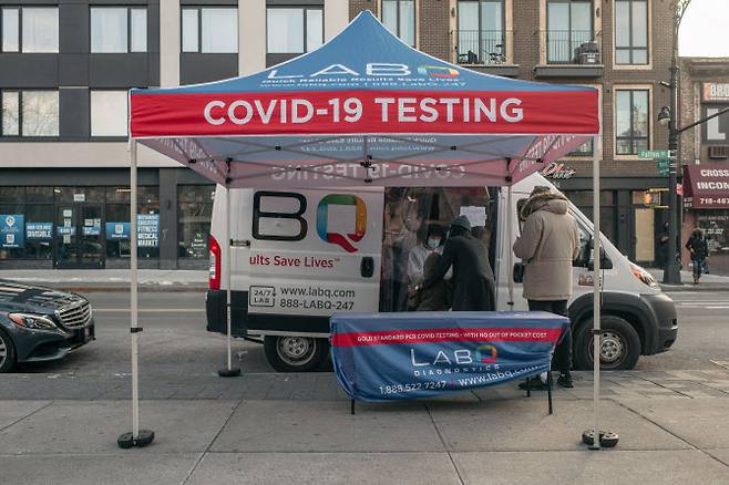 10일(현지시간) 미국 뉴욕의 간이 코로나19 테스트 차량에서 시민들이 진단을 받고 있다. (사진=AFP)