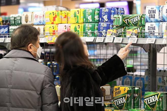 ▲오는 4월부터 맥주 주류세 인상이 예고된 가운데 11일 서울 시내 한 대형마트 주류 매대에서 소비자들이 맥주 가격을 살펴보고 있다.(사진=이영훈 기자)