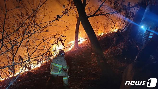 10일 오후 설봉산 정상 부근에 화재가 발생해 소방대원이 진화작업을 하고 있다.(이천시 제공) © News1