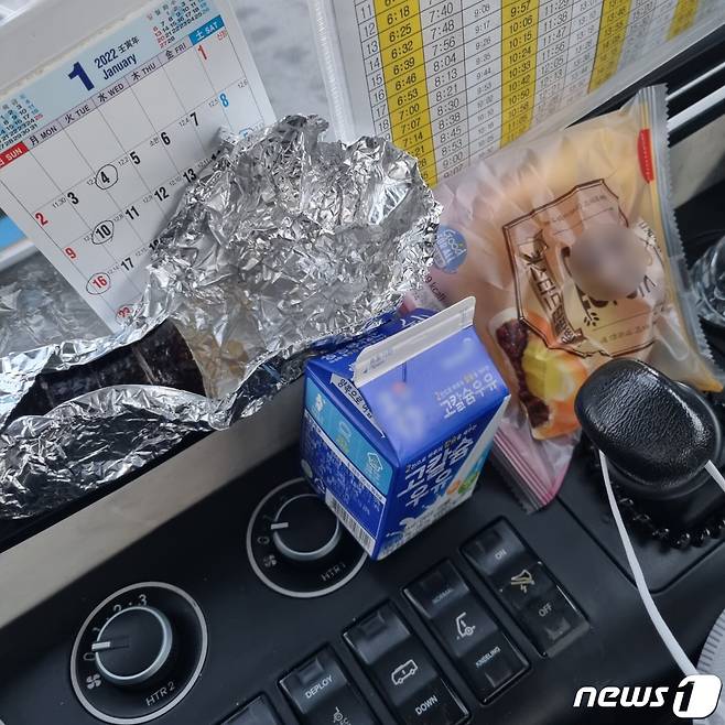 코로나19 오미크론 변이 집단감염이 발생한 부산 금정시내버스공영차고지 내부 식당이 폐쇄되면서 기사들이 배급받는 김밥과 빵.(독자 제공).© 뉴스1